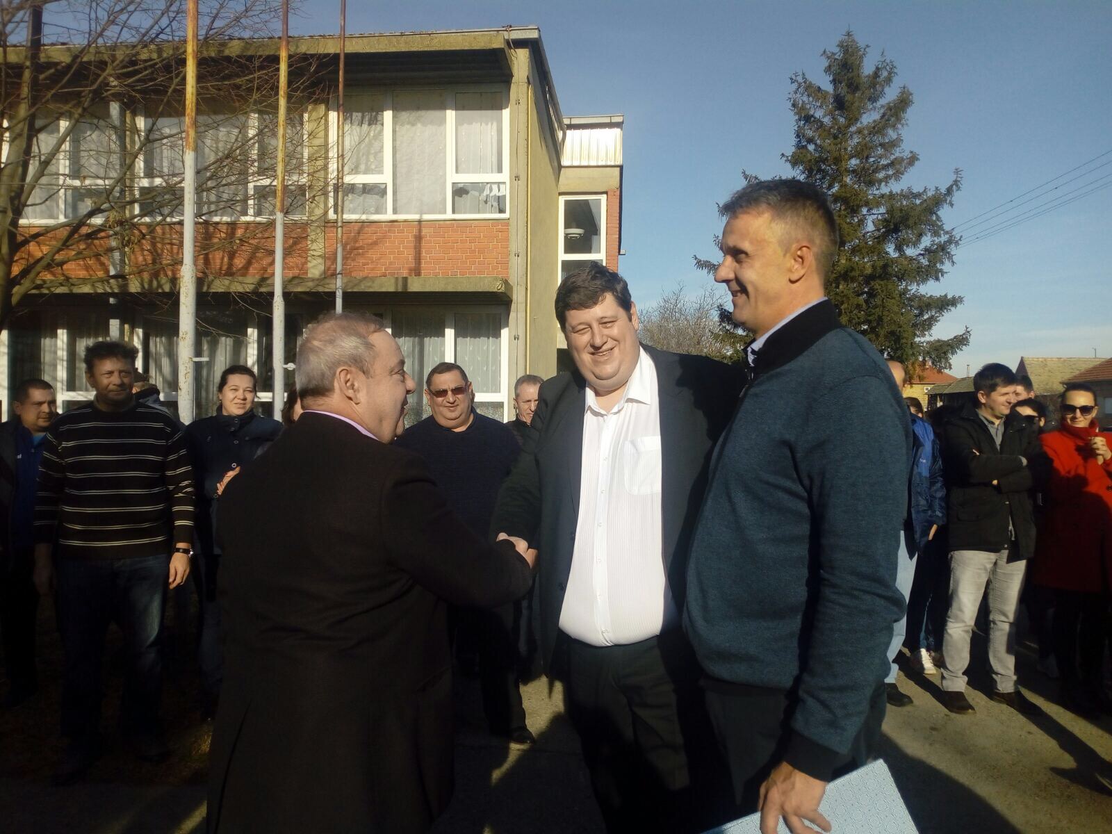 Vladimir Batez posetio škole u Kovačici i Uzdinu i uručio vredne ugovore
